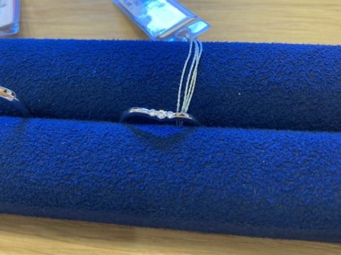 【銀座ダイヤモンドシライシの口コミ】 V字のデザインで角に丸みがあるタイプなので、手に馴染みます。
小さめの3…