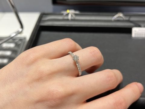 【エクセルコダイヤモンド(EXELCO DIAMOND)の口コミ】 重ね付けを考えていて、婚約指輪はゴージャスに、結婚指輪はシンプルなも…