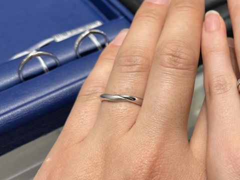 【銀座ダイヤモンドシライシの口コミ】 新婦の指輪に合わせて同じデザインのものにしました。シンプルで飽きの来…