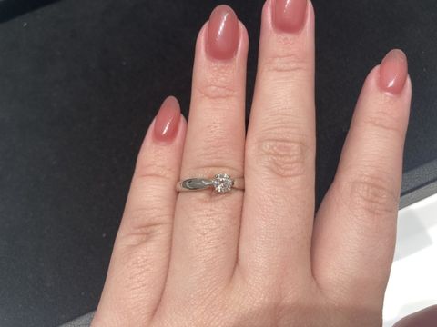 【ティファニー(Tiffany & Co.)の口コミ】 指輪のデザインは至ってシンプルです。ティファニーという感じもなく、普…