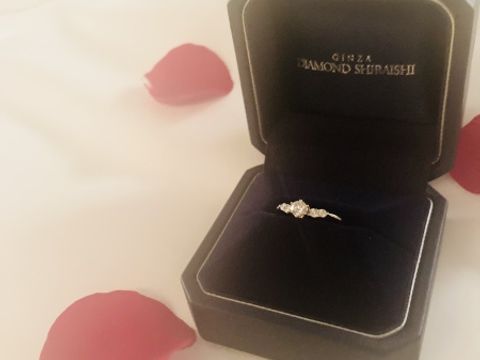 【銀座ダイヤモンドシライシの口コミ】 指輪のデザインはV字と決めていました。とにかく指がきれいに見えるデザイ…