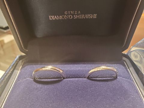 【銀座ダイヤモンドシライシの口コミ】 新婦側の指輪に関しては斜めのラインがかわいくて決めました。細くみえる…