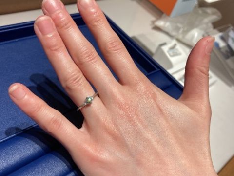 【銀座ダイヤモンドシライシの口コミ】 彼女の笑顔が素敵で、花が大好きなので、スマイリングしリー雨から選べた…