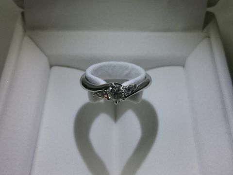 【STAR JEWELRY(スタージュエリー)の口コミ】 メインのダイヤモンドの横にも小さなダイヤモンドが並び、シンプルすぎな…