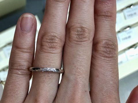 【TRECENTI(トレセンテ)の口コミ】 ストレートリングですが、ダイヤが斜めに配置されていて動きのあるような…