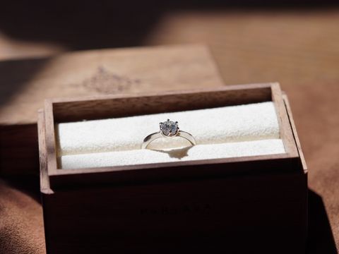 【PORTADA(ポルターダ)の口コミ】 V字になっていて立体的なデザインが気に入ったのと、メインのダイヤの脇に…