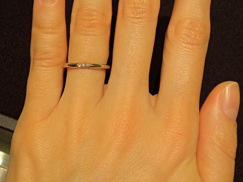 【ティファニー(Tiffany & Co.)の口コミ】 シンプルなデザイン。
ストレートのリングにメレダイヤが3粒。
ダイヤも小…