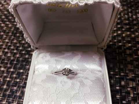 【宝石工房ヴァンモアの口コミ】 フラワーデザインに一目惚れをして、決めました。ダイヤモンドは旦那が0.4…