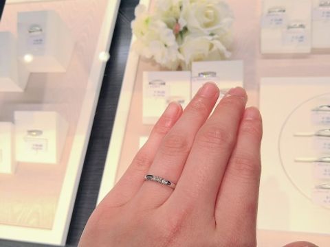 【MIKIMOTO(ミキモト)の口コミ】 3石のストレートタイプの指輪は色々ありますが、この指輪は太さもダイヤの…