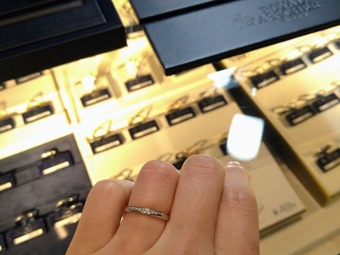 【ROYAL ASSCHER(ロイヤル・アッシャー)の口コミ】 指輪の上側にダイヤモンドが細かく設置されているデザインです。
カッター…