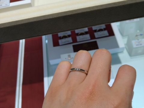 【モニッケンダム(MONNICKENDAM)の口コミ】 ダイヤモンドは1石ですが、サイドからも石が見える作りをしているため存在…