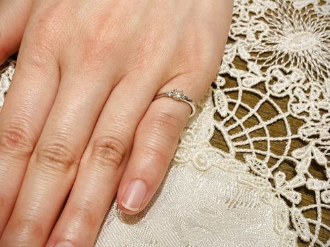 【FRAU KOBE JAPAN(フラウ コウベ ジャパン)の口コミ】 婚約指輪も日常的に着けられるものがよかったので、薬指ではなくピンキー…