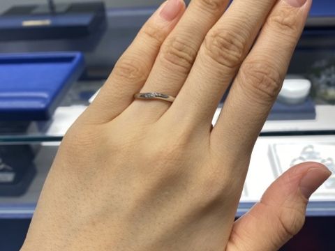 【銀座ダイヤモンドシライシの口コミ】 手に馴染むデザインでウェーブ状にダイヤが埋め込まれており手を長く綺麗…