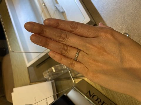 【ブシュロン(BOUCHERON)の口コミ】 一本でとてもおしゃれなリングでした。ダイヤの配置も加え3種類。ただ、サ…