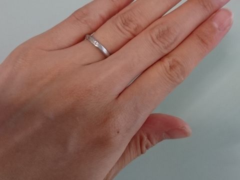【festaria bijou SOPHIA(フェスタリア ビジュソフィア)の口コミ】 艶消しタイプでシンプル、指の細い私と太い主人二人に合うデザインのもの…