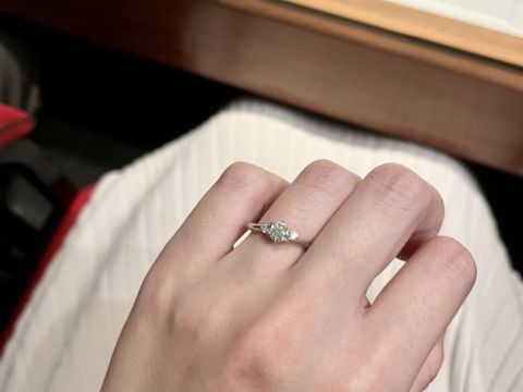 【銀座ダイヤモンドシライシの口コミ】 メレダイヤモンドがついているので、センターダイヤモンドが大きく見える…