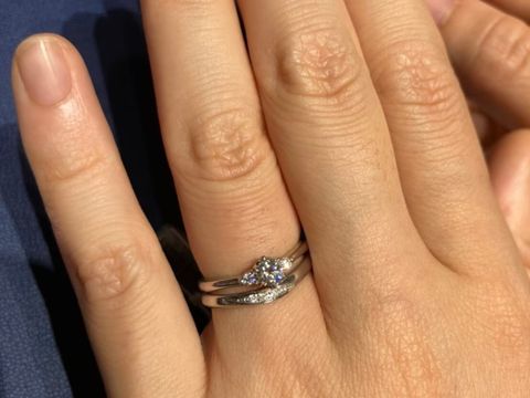 【銀座ダイヤモンドシライシの口コミ】 中央のダイヤモンドの隣に左右一つずつ小さなダイヤがあり、派手すぎず可…