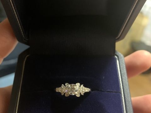 【銀座ダイヤモンドシライシの口コミ】 ダイヤが多く、華やかなデザインを探していたところ、ダイヤモンドシライ…