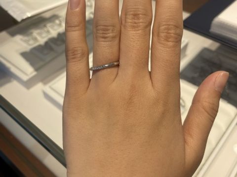 【銀座ダイヤモンドシライシの口コミ】 自分からも相手からも見えるように180度ぐるりとメレダイヤが敷きつめられ…