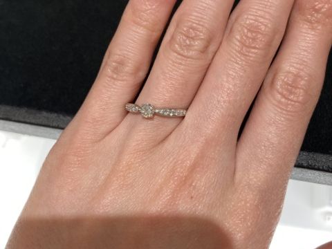 【ティファニー(Tiffany & Co.)の口コミ】 センターのダイヤ1つだと少し寂しかったので、パヴェのデザインを試着しま…