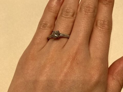 【グラフ(GRAFF)の口コミ】 爪(石台)部分やリングのほぼ全周にダイヤが美しく輝いていて、本当に唯一…