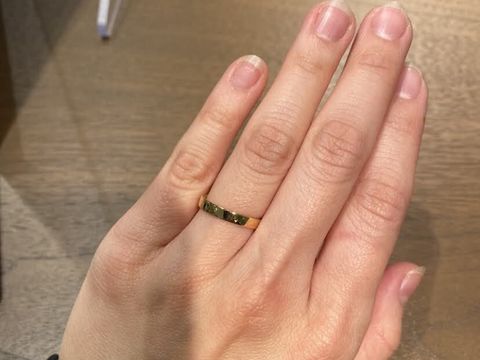 【GEORG JENSEN(ジョージジェンセン)の口コミ】 リングの厚みがとても薄く平たい作りになっているため、着用している実感…