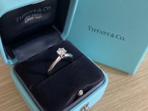 【ティファニー(Tiffany & Co.)の口コミ】 憧れのブランドでの購入は以前から決めていました。婚約指輪は一粒ダイヤ…