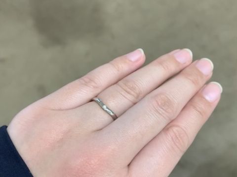 【カルティエ(Cartier)の口コミ】 素材はプラチナで、表にカルティエの文字が刻印されています。また、前後…