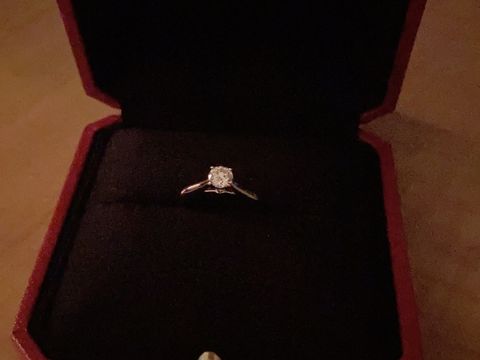 【カルティエ(Cartier)の口コミ】 エタニティのものと迷いました。最終的にはプラチナで、シンプルな王道な…