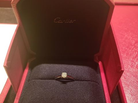 【カルティエ(Cartier)の口コミ】 手が小さく指の細い私にもマッチした。
王道の一粒ダイヤで、王道の婚約気…