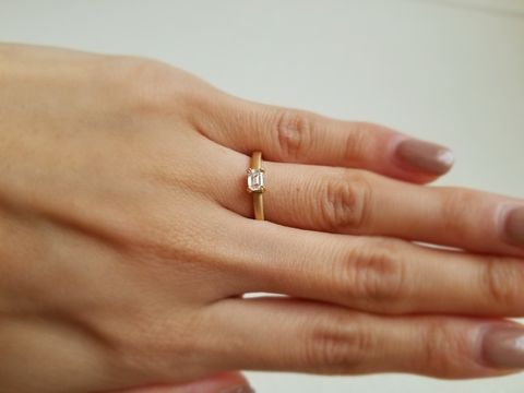 【ORECCHIO(オレッキオ)の口コミ】 ゴールドでエメラルドカットという、普通のエンゲージリングとは違ったと…