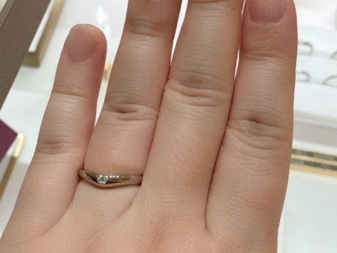 【ブルガリ(BVLGARI)の口コミ】 ぽってりしたフォルムで緩やかなV字のデザインがきれいです。真ん中に一石…