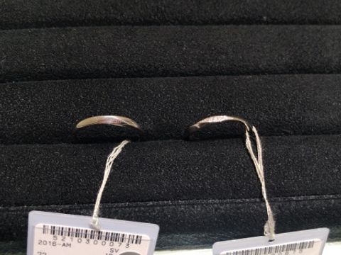 【TRECENTI(トレセンテ)の口コミ】 流れるダイヤが綺麗な指輪です。ひねりがあるように見えますが、ストレー…