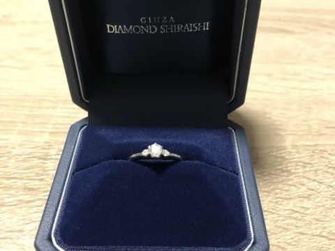 【銀座ダイヤモンドシライシの口コミ】 シンプルで可愛らしいデザインと、V字の形がより指と指輪を綺麗に見せてく…