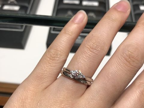 【銀座ダイヤモンドシライシの口コミ】 指輪の形はストレートです。上に着けている婚約指輪は、真ん中に約0.24カ…