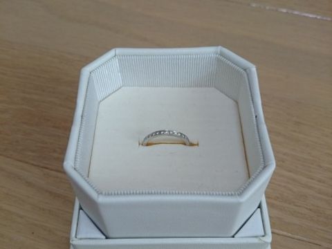 【4℃ BRIDAL(ヨンドシーブライダル)の口コミ】 もともと指輪を付けるのが得意ではないので、婚約指輪についてはセンター…