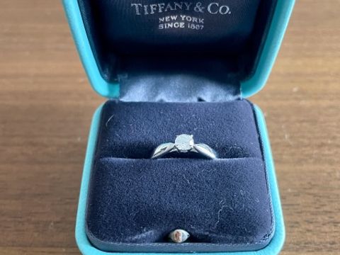 【ティファニー(Tiffany & Co.)の口コミ】 指が綺麗に見えるデザインが気に入りました。ダイヤモンドも程よい大きさ…