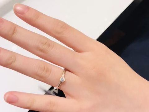 【4℃ BRIDAL(ヨンドシーブライダル)の口コミ】 シンプルでありながら洗練されたデザインが特徴的です。
ウェーブ系の指輪…