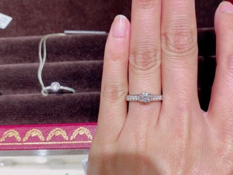 【カルティエ(Cartier)の口コミ】 
やや王道寄りのデザインですが、その中でもカルティエらしいおしゃれ感や…