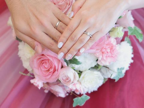 【ラザール ダイヤモンド(LAZARE DIAMOND)の口コミ】 ①虹色の輝きが強くダイヤモンドのクオリティが高い
②中央のダイヤに向かっ…