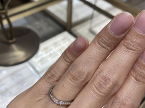 【カルティエ(Cartier)の口コミ】 バレリーナのハーフエタニティで、カーブしていて着け心地が良いです。指…