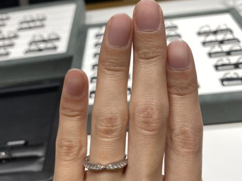 【ラザール ダイヤモンド(LAZARE DIAMOND)の口コミ】 リボンのようなデザインですごく可愛いです。リングは少し太めで存在感が…