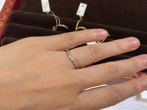 【カルティエ(Cartier)の口コミ】 エタニティタイプにずっと憧れていました。その中でも主張しすぎず、細す…