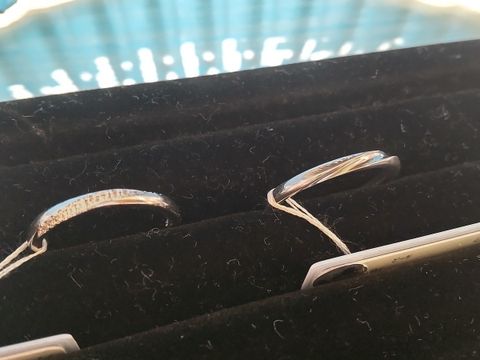 【TRECENTI(トレセンテ)の口コミ】 女性用:
ストレートで斜めにダイヤモンドが流れるように配置されていて、…