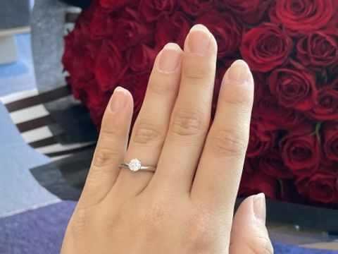 【銀座ダイヤモンドシライシの口コミ】 婚約指輪「プリュマージュチェリッシュ」羽をイメージしてデザインされた…