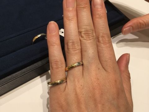 【4℃ BRIDAL(ヨンドシーブライダル)の口コミ】 2色仕様のものが良かったので、プラチナとピンクゴールドの仕様のものと、…