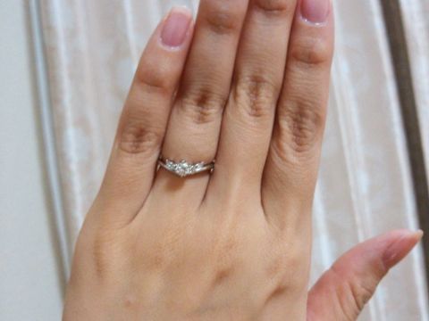 【アンジェリックフォセッテ(Angelique Fossette)の口コミ】 デザインがとても美しく、私の指によく似合ったため。0.21カラットでも、…