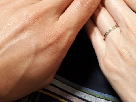 【AMOUR AMULET(アムール・アミュレット)の口コミ】 デザイン、着け心地、サイズ直し、価格の観点で選びました。
リングのふち…