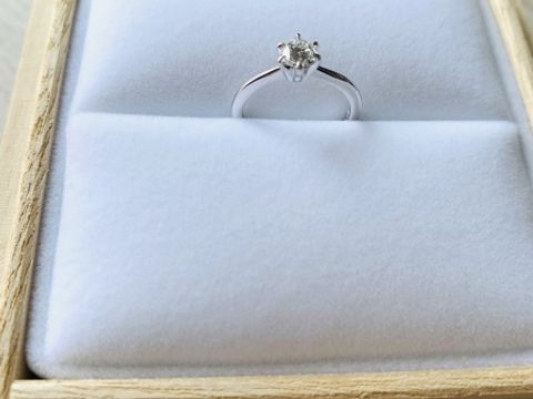 【宝寿堂(ほうじゅどう)の口コミ】 ダイヤが目立つシンプルな婚約指輪を求めていました。指が細いので婚約指…