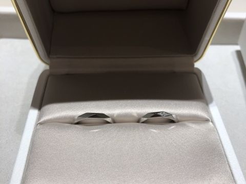 【ブシュロン(BOUCHERON)の口コミ】 なかなか見ないデザインに惹かれました。2人は全くのおそろいではなく、新…